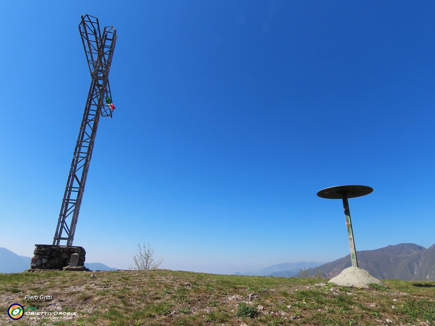 54 Alla croce del Pizzo di Spino (958 m).JPG